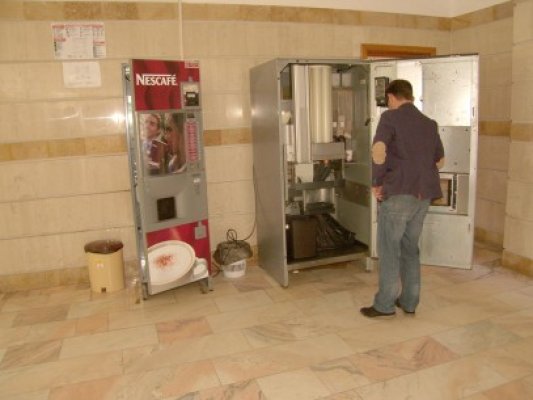 Cum se distrează puştii din Constanţa: vandalizează automatele de cafea